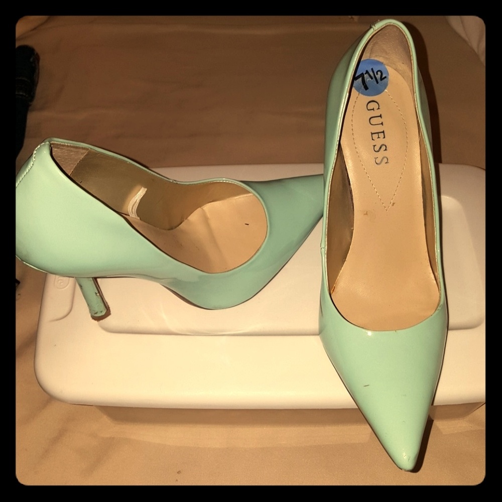 Guess Pumps
